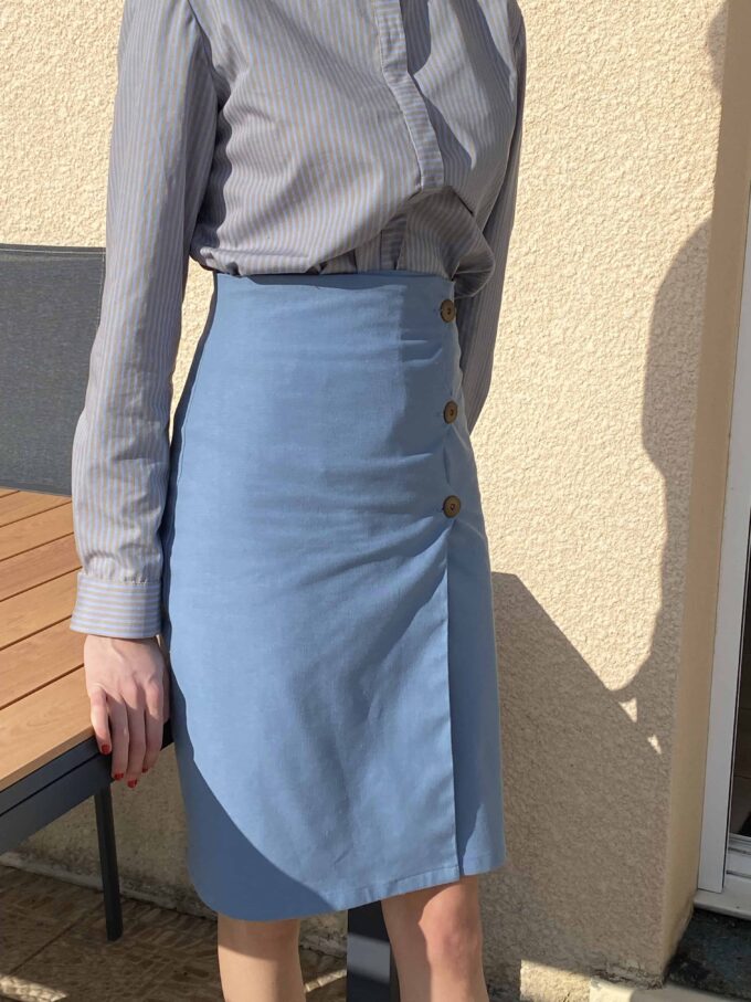 jupe bleue portefeuille mi longue doublée artisanat droite Lola