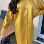 robe jaune satinée manches longues mi longue boutonnée boutons vintage Kamélia