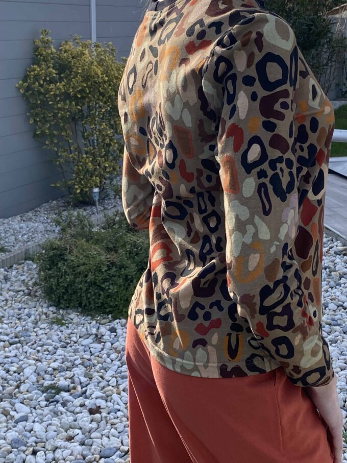 sweat manches longues col rond imprimé leopard multicolore celeste