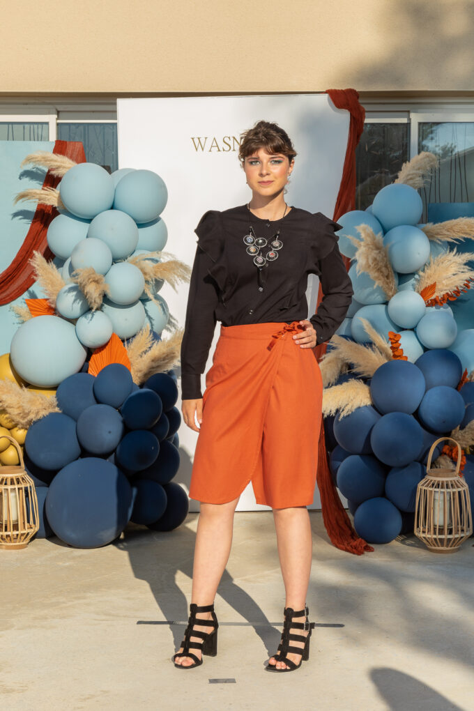 Chemisier-linda-wasni-france-01 Chemisier noir avec volants dos et devant femme cintré Linda