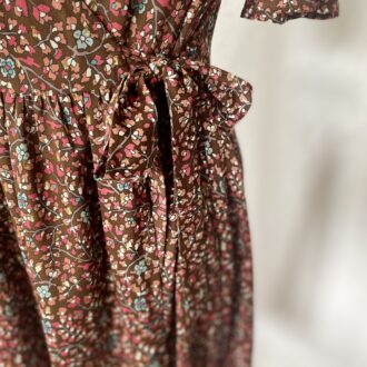 Robe portefeuille fleurie marron mi longue nouée coté viscose Mila