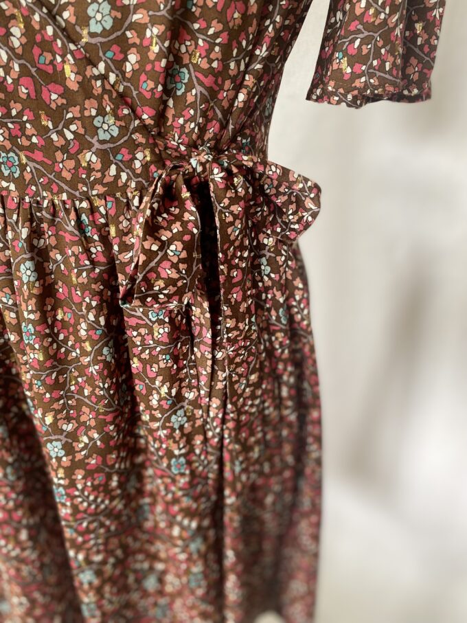 Robe-mila-wasni-france-02 Robe portefeuille fleurie marron mi longue nouée coté viscose Mila