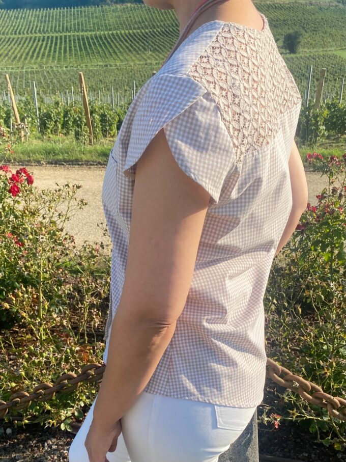 chemisier-delphine-wasni-france-02 chemisier vichy beige poches fabrication française petite série boutonné manches courtes fantaisie bi matière coton dentelle col V estival haut Bordeaux tendance Delphine