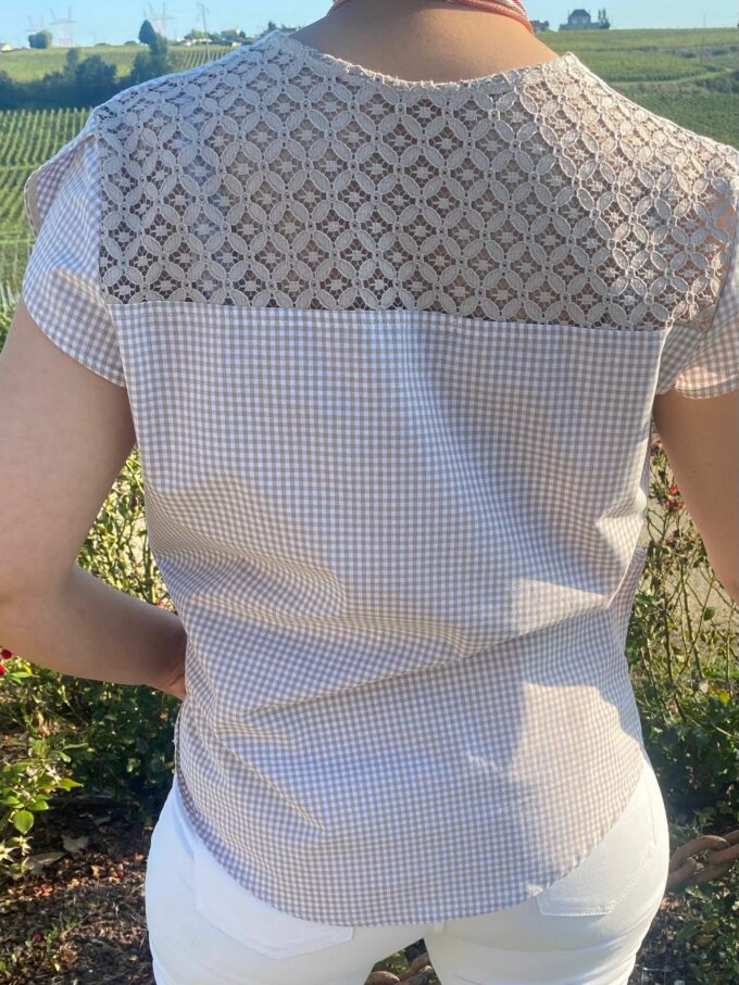 chemisier-delphine-wasni-france-03 chemisier vichy beige boutonné manches courtes bi matière coton dentelle couture artisanal sud ouest Delphine