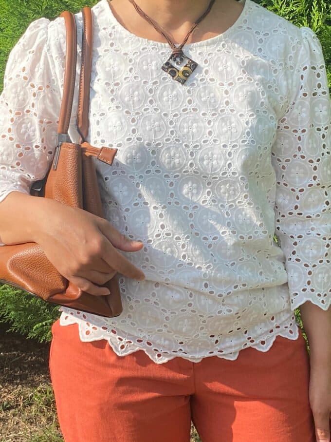 haut blanc broderie fleur doublé feston estival local